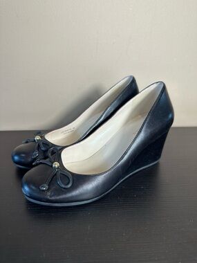 Cole Haan Black Leather Wedge Pumps with Bow Accent Women’s US 5